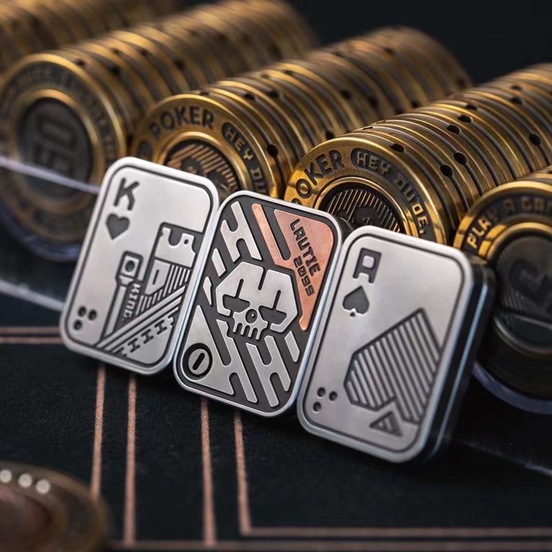 🌟🃏 ของเล่นฟิดเจ็ตแม่เหล็ก & โลหะ Fidget Slider Poker Push Card - บรรเทาความเครียดสำหรับเด็กและผู้ใหญ่ | ป๊อปโป๊กเกอร์ AA & KK EDC ขนาดกระทัดรัดสุดชิค | ของขวัญที่เหมาะสมที่สุด | จัดส่งเร็ว! 🚀🎁