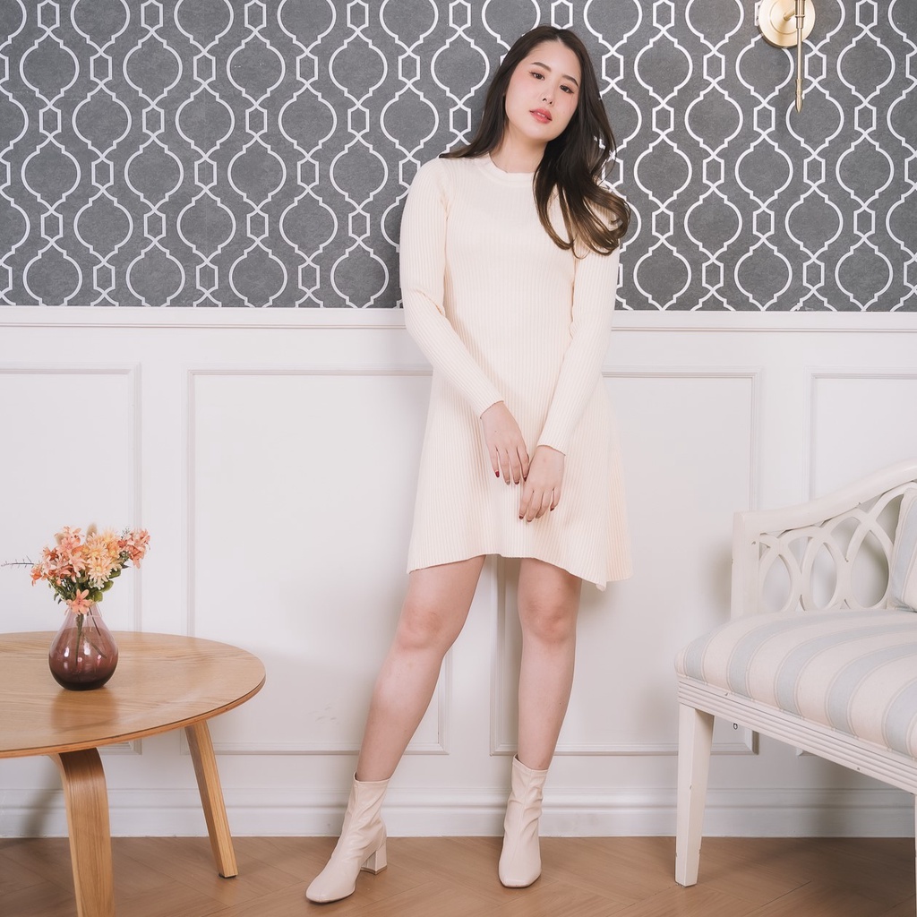 SNOWCOVER - SC158 Polly Knit Dress เดรสไหมพรมคอกลม ทอลายทางเล็ก ผ้านุ่มยืดเยอะ ทรงสวยพอดีตัว ช่วงสะโพกเป็นทรงบานนิดๆ