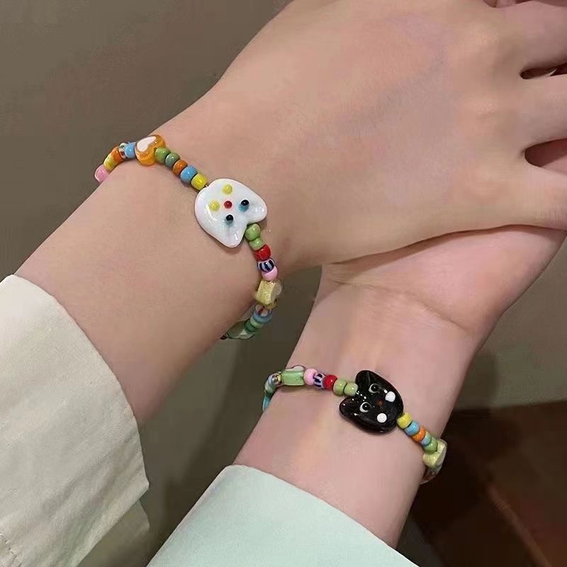 ในไทย สร้อยข้อมือประดับลูกปัดลายแมวน่ารักแฮนด์เมดสีดําสีขาวY2kเครื่องประดับสําหรับผู้หญิงและผู้ชายคู่รักของขวัญ
