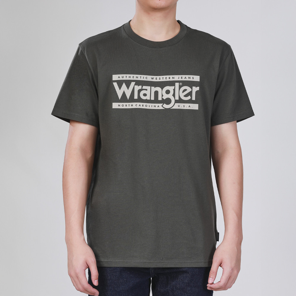 WRANGLER เสื้อยืดแขนสั้นผู้ชาย รุ่น WR F524MTSSF71 สีเขียวมะกอก