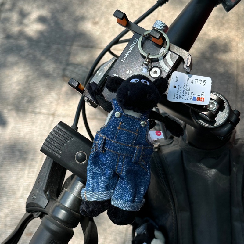 Pilot Lamb ins Overalls ขนสัตว์สีดําตัวน้อยตุ๊กตาผ้ากํามะหยี่ตุ๊กตาพวงกุญแจกระเป๋าจี้