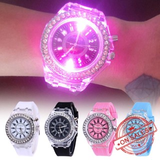 【พร้อมส่ง】Geneva นาฬิกาข้อมือสปอร์ต เรืองแสง LED ประดับพลอยเทียม แฟชั่นคู่รัก สําหรับผู้หญิง Z6V1