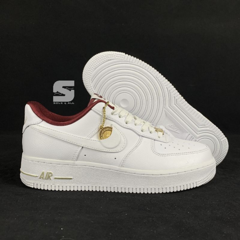 Nike Air Force 1 '07 SE สีขาว/สีแดงทีม/สีทองเมทัลลิก/สีขาว รองเท้า free shipping
