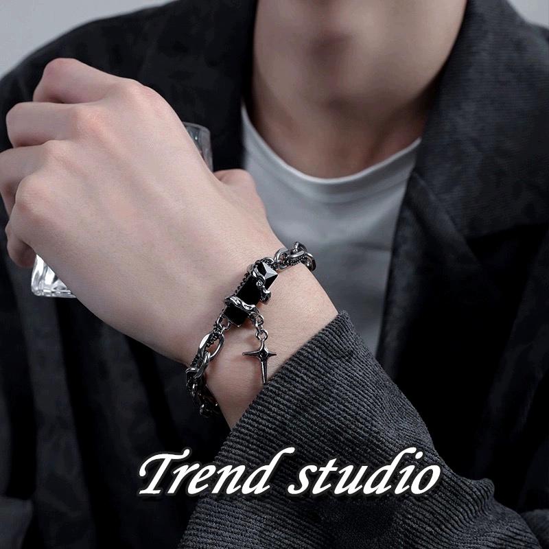 สร้อยข้อมือหินสีดำสไตล์ฮิปฮอป ทำจากเหล็กไทเทเนียม จะไม่ลอกหรือเปลี่ยนเป็นสีดำ การออกแบบที่เป็นเอกลักษณ์ ระดับไฮเอนด์มาก