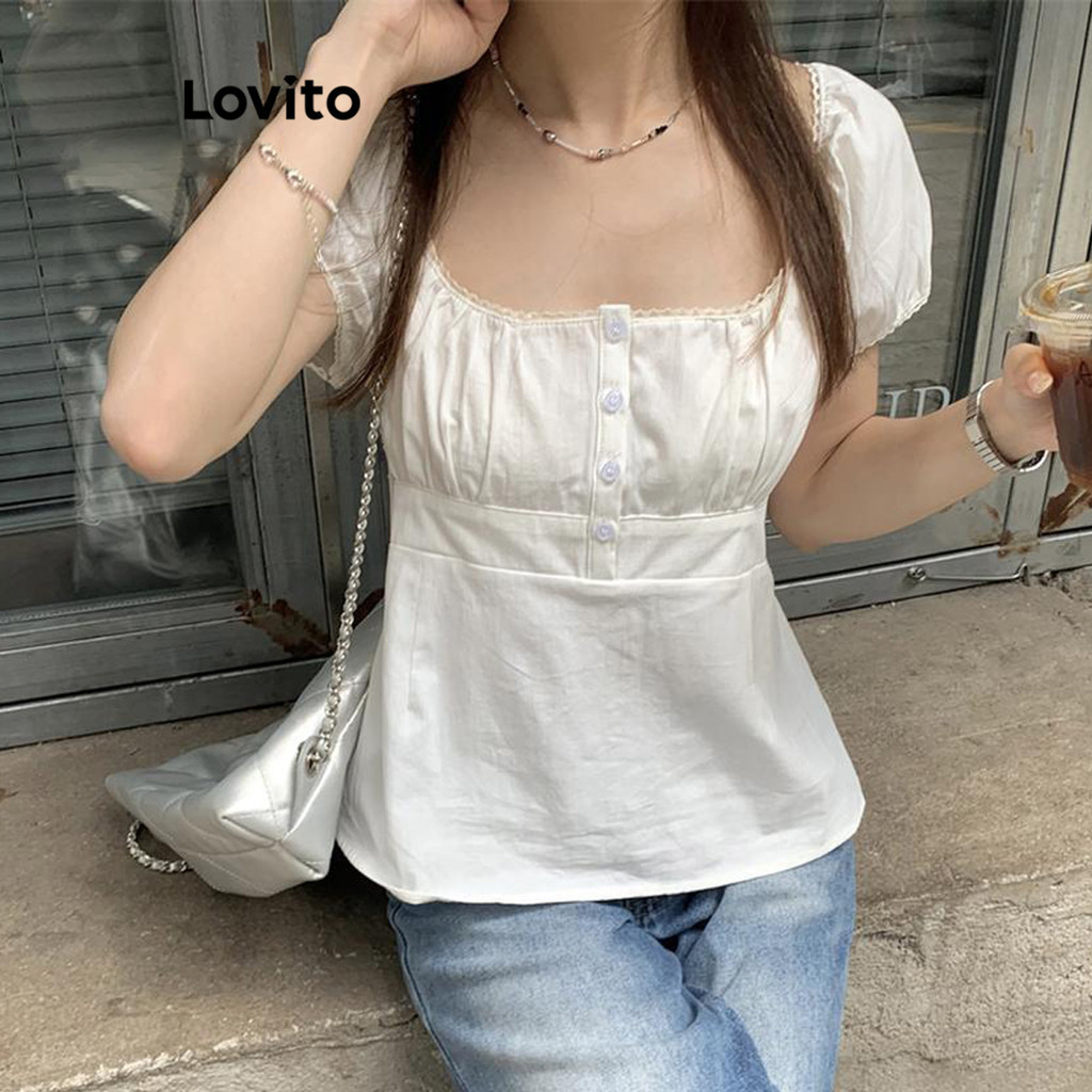 Lovito เสื้อเบลาส์ผู้หญิง แต่งจีบ ลายลูกไม้ แต่งกระดุมหน้า สีพื้น สไตล์ลำลอง LNE38334 (สีขาว)