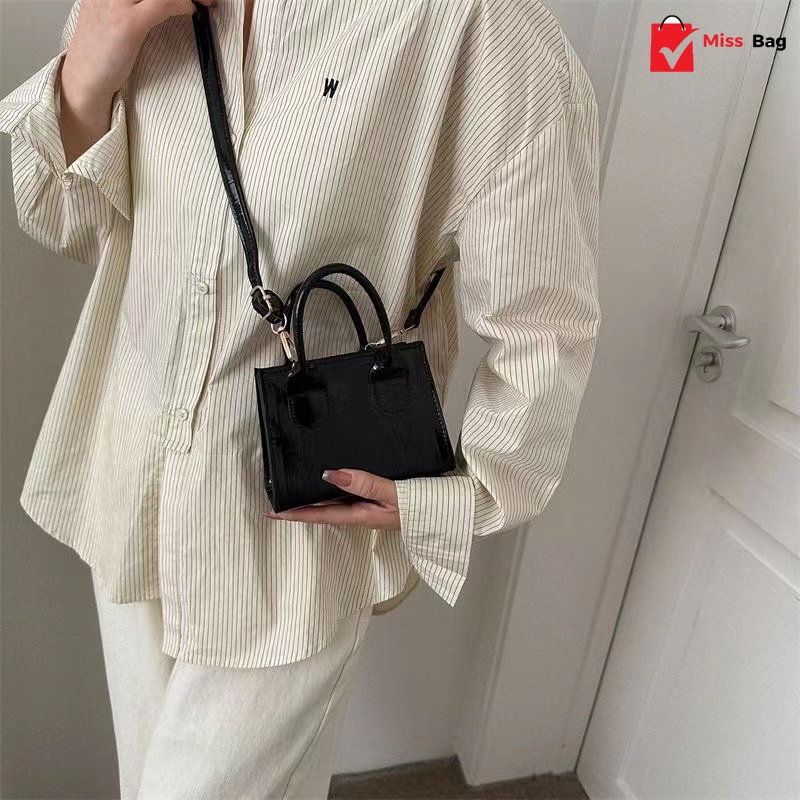 【พร้อมส่ง】กระเป๋าสตรีเคลือบเงาสไตล์ตะวันตก กระเป๋าสะพายไหล่ลำลอง รุ่น D-1407
