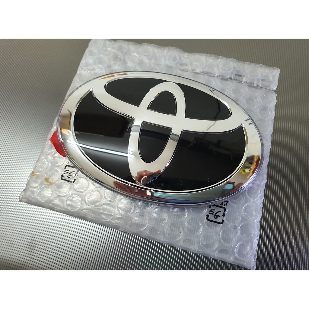 แผ่นป้ายโลโก้ TOYOTA พลาสติกเคลือบแก้วสีดำขอบโครเมี่ยม ขนาด 14.0X9.5 cmสำหรับติดท้าย NEW FORTUNER 2015-2023 ส่งด่วนส่งไว