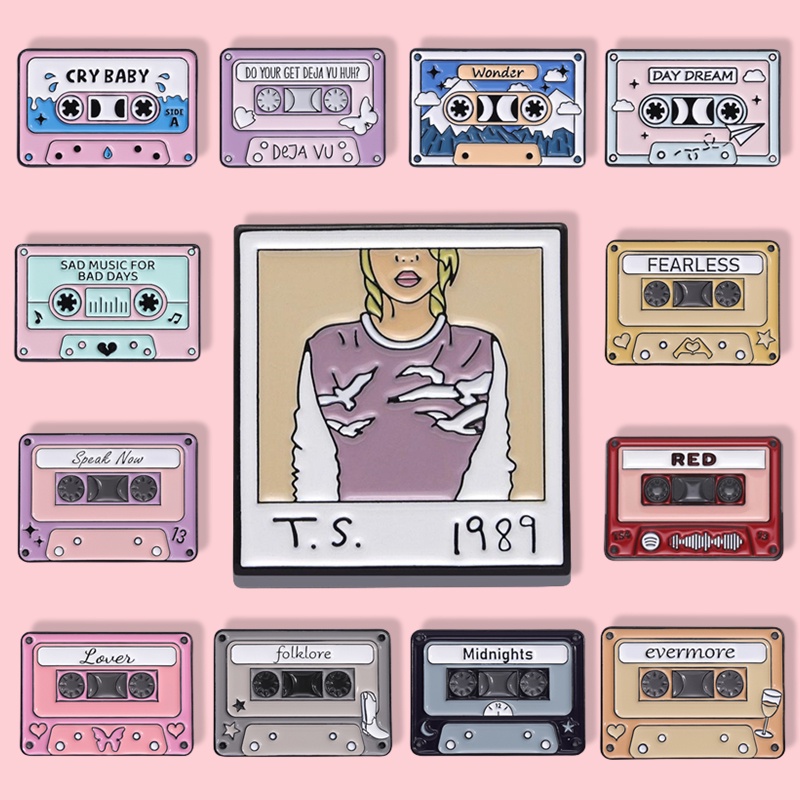 การ์ตูน Taylor Swift อัลบั้มเคลือบเข็มกลัดเพลงเทปเนื้อเพลงกระเป๋าเป้สะพายหลังแฟชั่นกระเป๋าเป้สะพายหลังเครื่องประดับของขวัญสําหรับเพื่อน