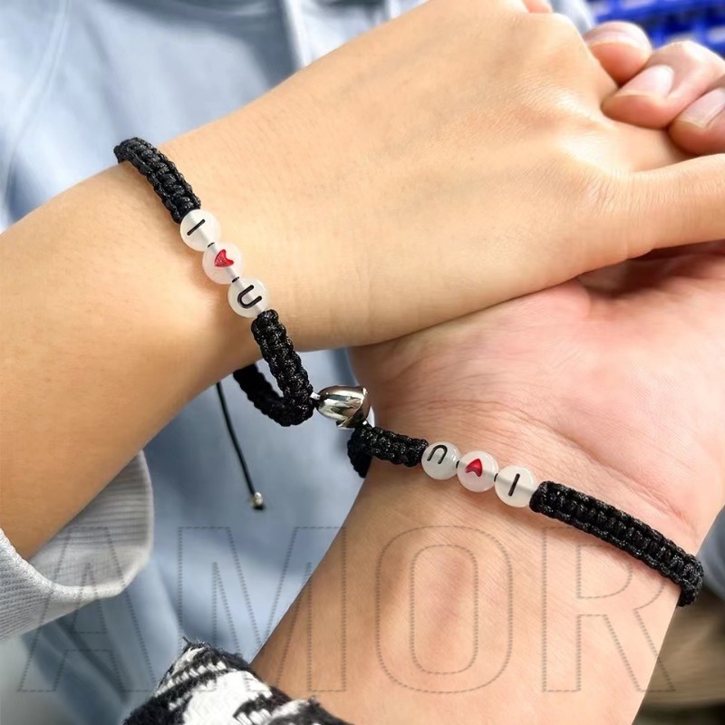 สร้อยข้อมือ เชือกถักแฮนด์เมด ประดับลูกปัดแม่เหล็ก รูปตัวอักษร I LOVE U เรืองแสง ปรับได้ โรแมนติก ของขวัญสําหรับวัยรุ่น ผู้หญิง คู่รัก แฟนสาว 1 คู่