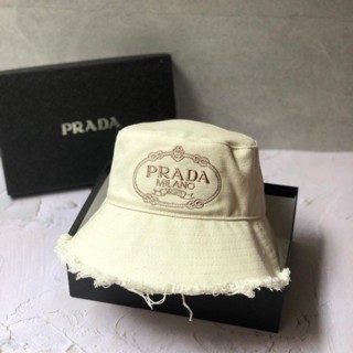 หมวกบักเก็ต ทรงสามเหลี่ยม ลายโลโก้ Prada สไตล์ดารา