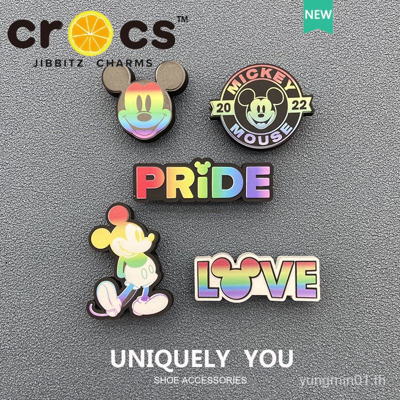 Crocs jibbitz charms Disney สายรุ้ง เฉลิมฉลองรองเท้า หัวเข็มขัด อุปกรณ์เสริมรองเท้า DIY