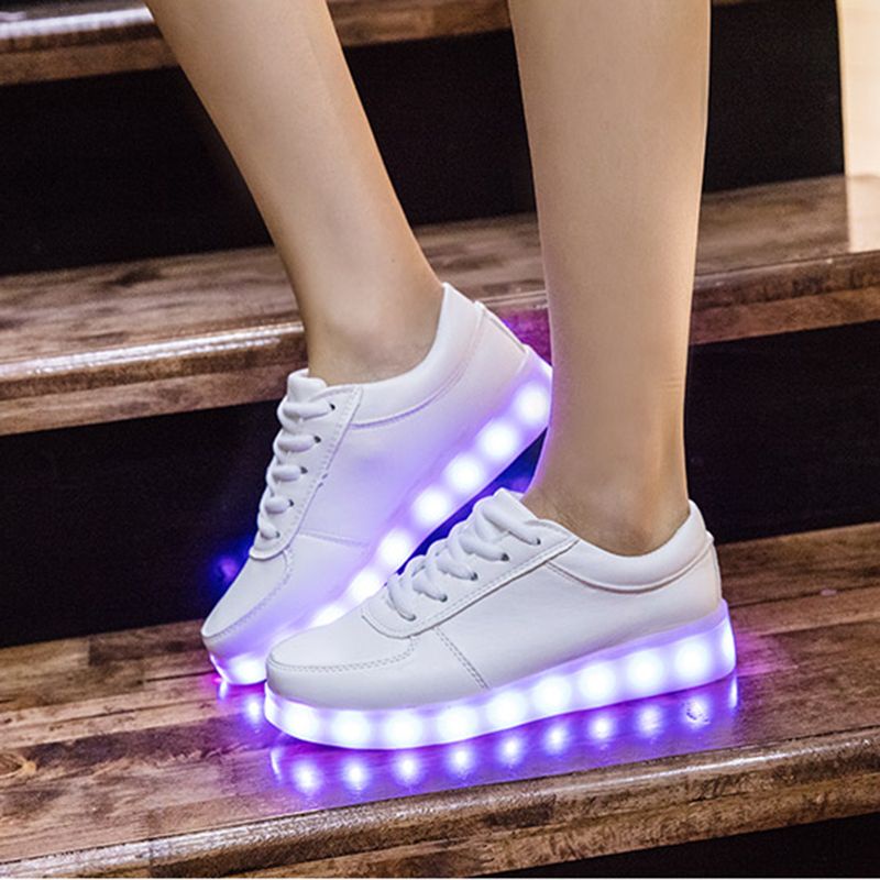 รองเท้าสีทองเรืองแสง LED 🔥 ชาร์จ USB ได้ สีสันสดใส ตาข่ายต่ำ รองเท้าสเก็ตบอร์ดแฟลชไลท์ กลางคืน สําหรับผู้ชายและผู้หญิง ฮิตตลาด 2026! - รูปที่ 6