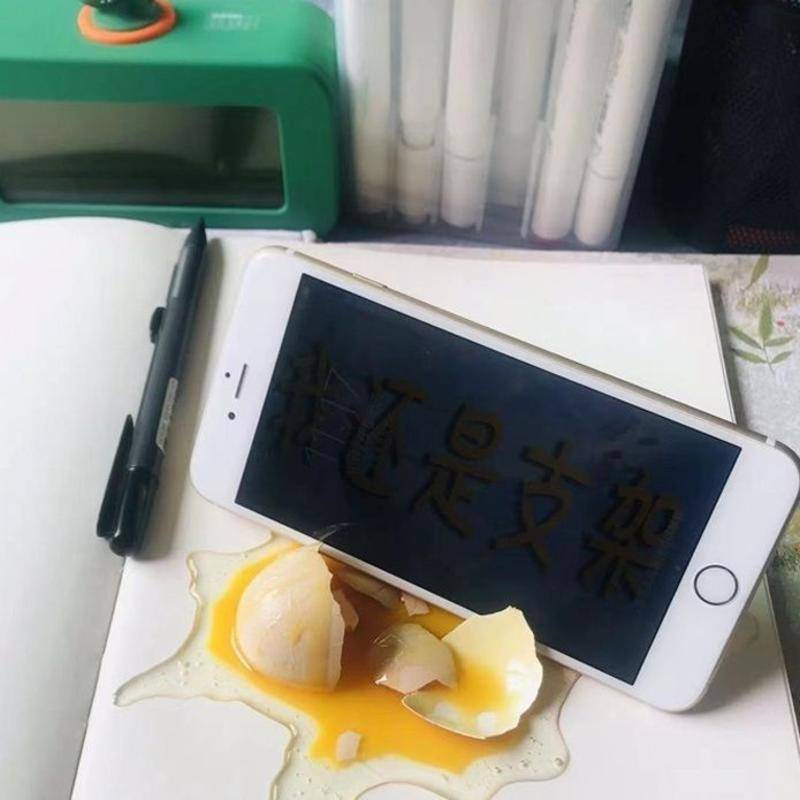 ของเล่นตลก ที่วางโทรศัพท์มือถือ รูปไข่หัก สร้างสรรค์ สําหรับแกล้งคน