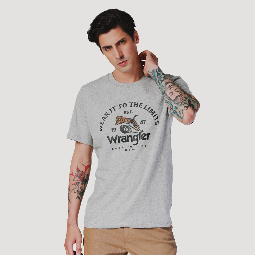 WRANGLER เสื้อยืดแขนสั้นผู้ชาย คอลเลคชั่น Biker Regular รุ่น WR F424MTSSN29 สีเทา