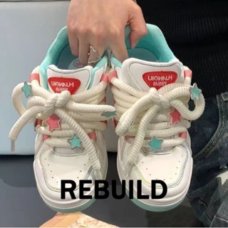 REBUILD รองเท้าผ้าใบผู้หญิง สีขาว พื้นหนา รองเท้าผ้าใบส้นสูงส้นหนา รองเท้าแฟชั่น ผูกเชือก 2023 NEW FYD23904UF 36Z230906