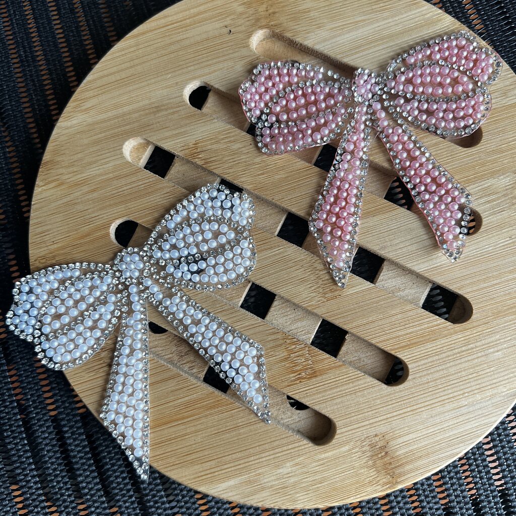 โบว์ ลูกปัดมุก ล้อมคริสตัล ตัวรีดติดเสื้อ ตัวรีด ติดกระเป๋า ติดหมวก ติดแจ๊คเก็ต Rhinestone Crystal P