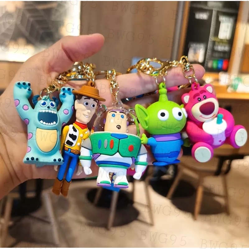 GANTUNGAN Toy StoryLotso Sully Buzz Woody พวงกุญแจกระเป๋าน่ารักพวงกุญแจตัวละคร