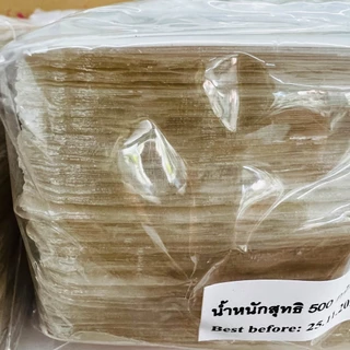 แผ่นแป้ง แหนมเนือง จากโรงงานตราต้นข้าว ขนาด 10x10 เซนติเมตร หนัก 500 กรัม มีประมาณ 164 แผ่นต่อแพ็ค