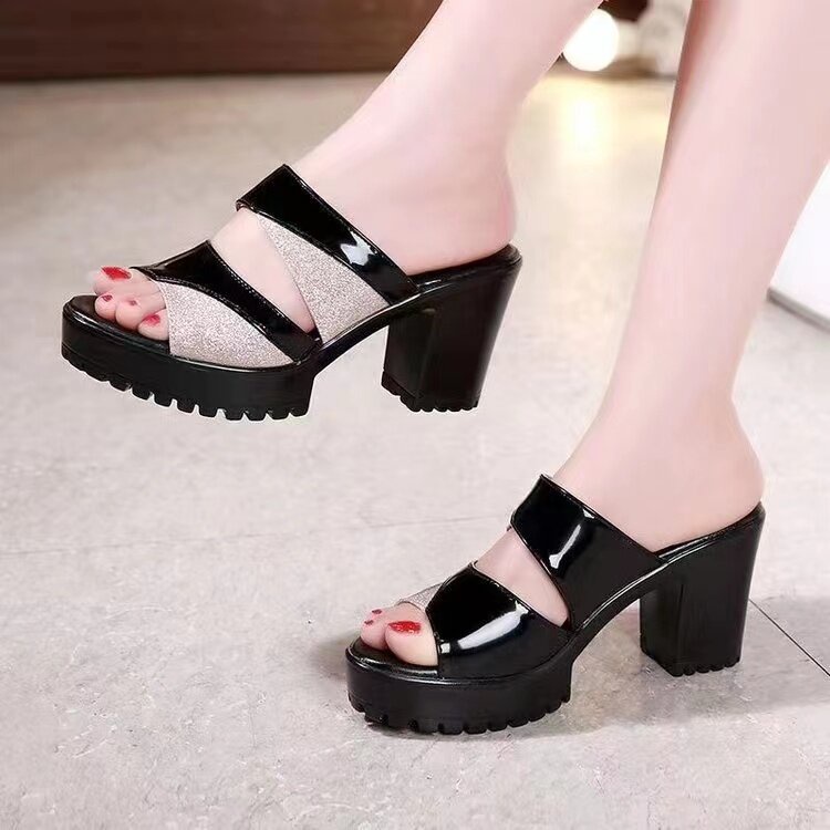 lili รองเท้าเเบบสวมผู้หญิง หนังเงา  เสริมส้น2นิ้วรุ่นTP372