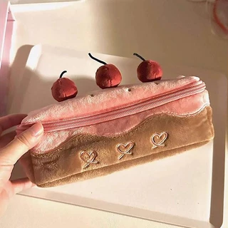 Creative Pink Cherry Plush กล่องดินสอนักเรียนความจุขนาดใหญ่กล่องดินสอเค้กกระเป๋าเก็บเครื่องเขียนอเนกประสงค์กระเป๋าเครื่องสําอาง
