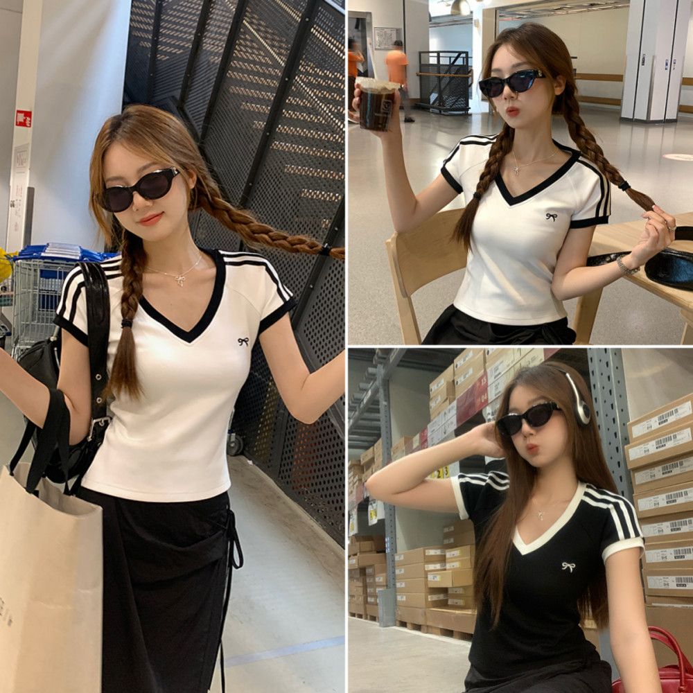 Bella Shop 🌻เสื้อยืดคอวีแขนสั้นผู้หญิง สไตล์เกาหลี สไตล์สปอร์ต 2 สี เสื้อยืดแขนสั้น ทรงเรียบง่าย ลำลอง