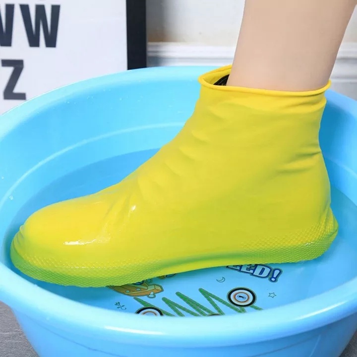 ถุงคลุมรองเท้ากันน้ำ pvc ถุงคลุมรองเท้าซิลิโคนกันฝน  รองเท้ากันฝน  กันน้ำกันฝนกันลื่น  มีหลายสีและขนาด