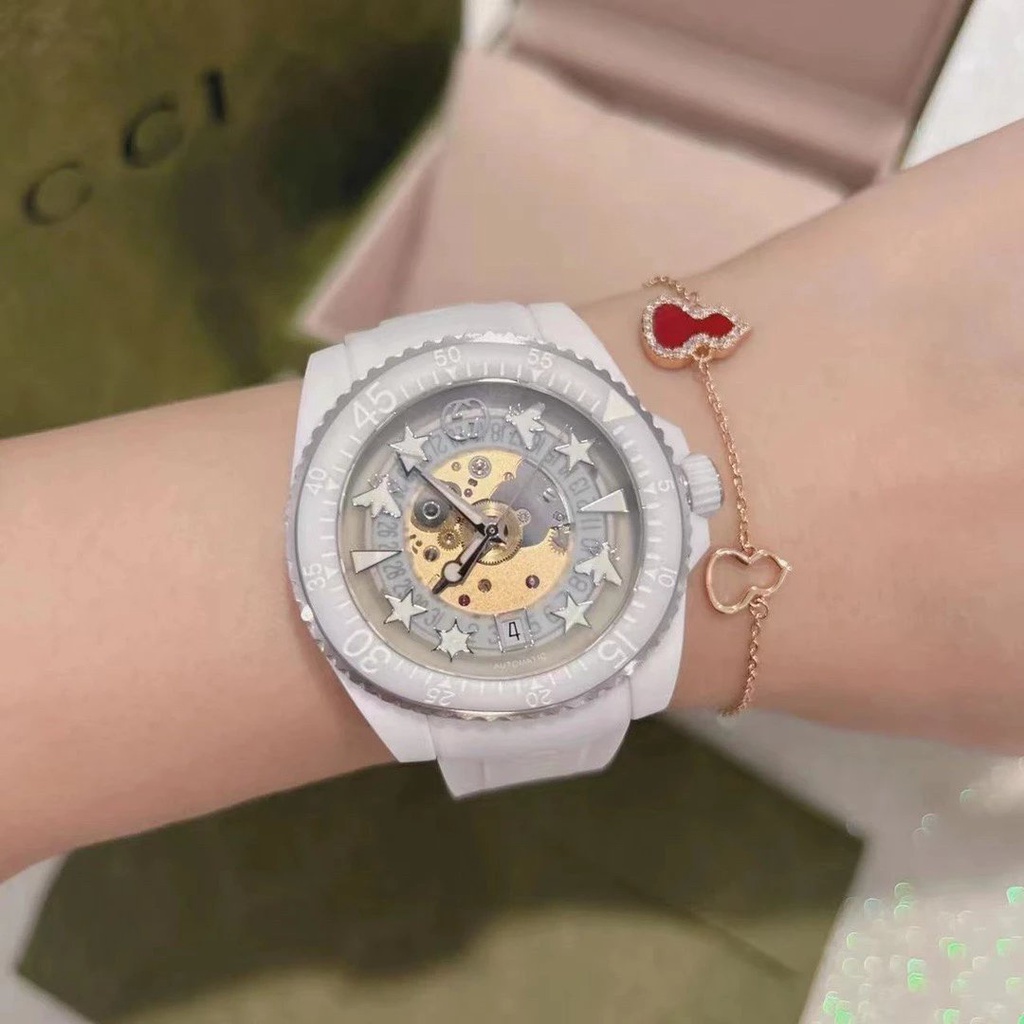 Aaa+gucci ของแท้ นาฬิกาข้อมือ Gucci Dive Series หน้าปัดใส ลายผึ้ง ดาว และองค์ประกอบอื่นๆ สําหรับผู้ชาย และผู้หญิง นาฬิกาข้อมือ กลไกเชิงกล สําหรับผู้ชาย