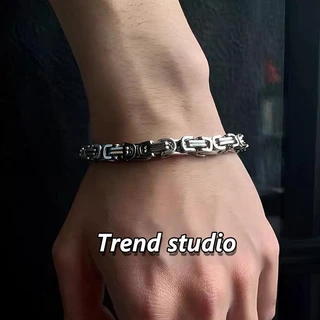 สร้อยข้อมือฮิปฮอปสไตล์เดียวกับดารา ทันสมัย ​​สง่างาม ดูโดดเด่นมาก วัสดุเหล็กไทเทเนียมไม่ซีดจาง ชุดสร้อยข้อมือคุณภาพสูง