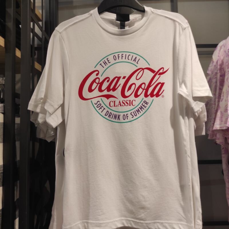 [S-5XL]เสื้อยืด ลาย Coca Cola x H&amp;M Original StoreS-5XL