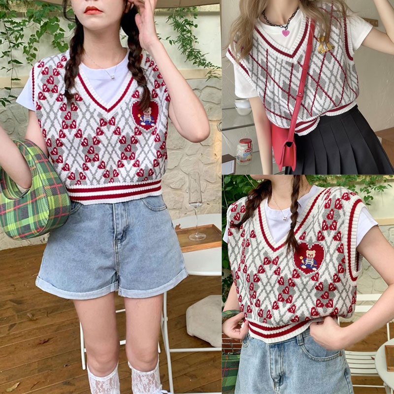 Dahong 💖เสื้อกั๊กไหมพรมเกาหลี  เสื้อกั๊กคอวีแขนกุด สไตล์ย้อนยุค ปักน้อฃหมีหน้าอก น่ารัก 8596