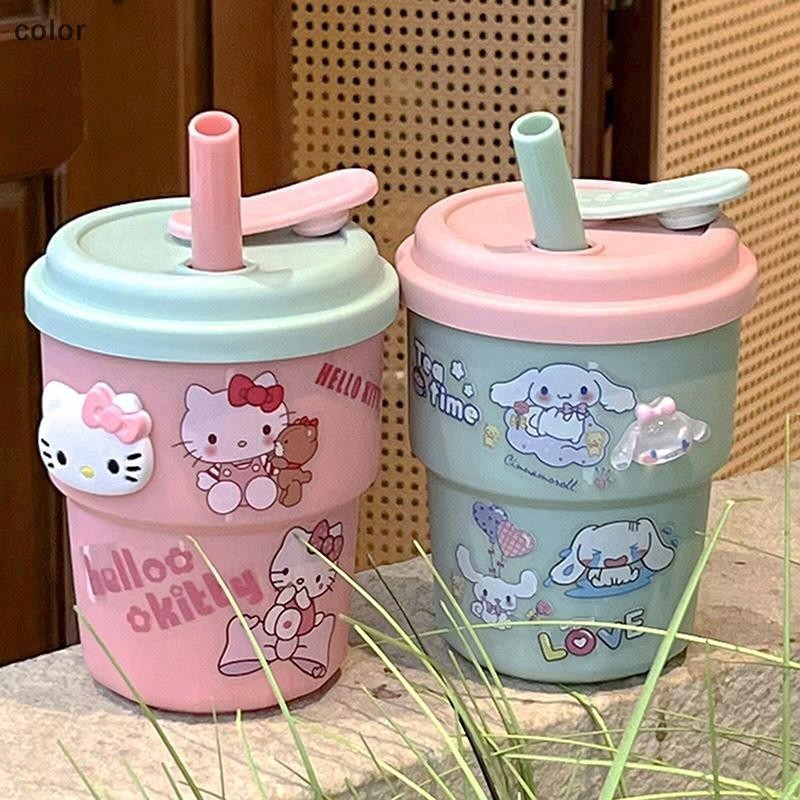 พร้อมส่ง Hello Kitty ถ้วยฟาง ถ้วยกาแฟพลาสติกความจุขนาดใหญ่แฟชั่นการ์ตูน Sanrio ขวดน้ําของขวัญวันเกิดสําหรับเพื่อน TH