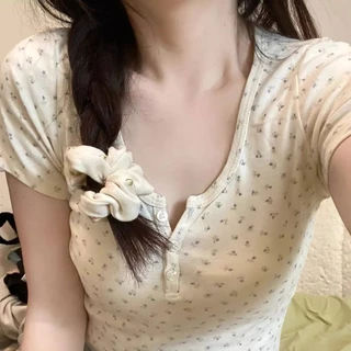 พร้อมส่ง เสื้อครอปเเขนสั้นสีนวลลายดอกไม้ น่ารัก คอกลม