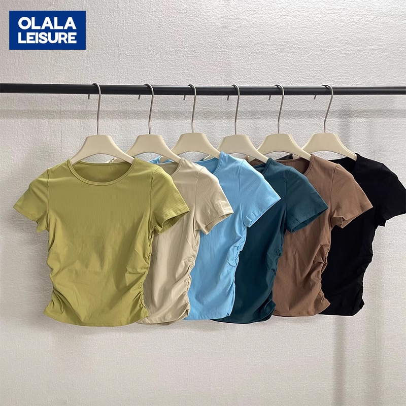 OLALA LEISURE  ใหม่ เสื้อกีฬา แขนสั้น เอวสูง ผ้ายืด สีนู้ด เข้ารูป จับจีบ แนวแคบ