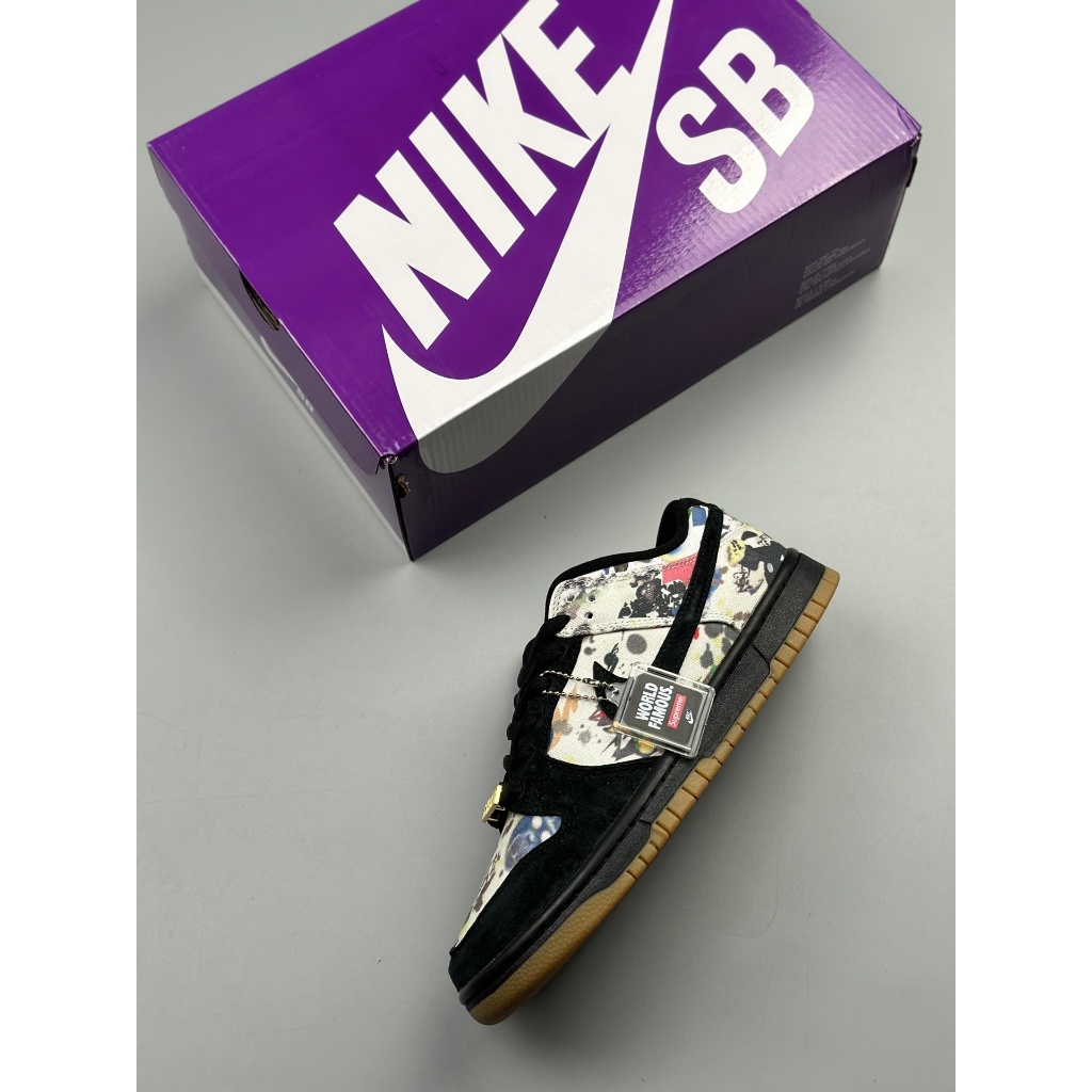 Supreme x Nike SB Dunk Low cut Skate Shoes ผ้าใบลำลองสำหรับผู้ชายผู้หญิง "Rammellzee" รองเท้า new
