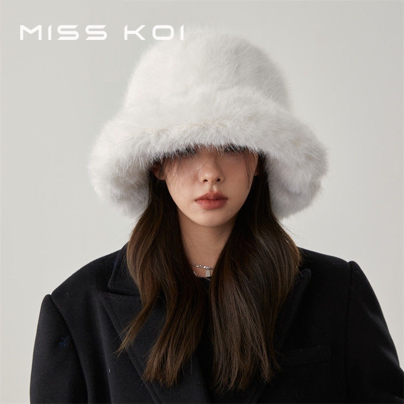 Misskoi [คลังสินค้าพร้อม] เกาหลีฤดูใบไม้ร่วงฤดูหนาวตุ๊กตาถังหมวกสีขาวตุ๊กตาใบหน้าขนาดเล็กอบอุ่นขน มารยาท ป้องกันหู Lei Feng หมวก