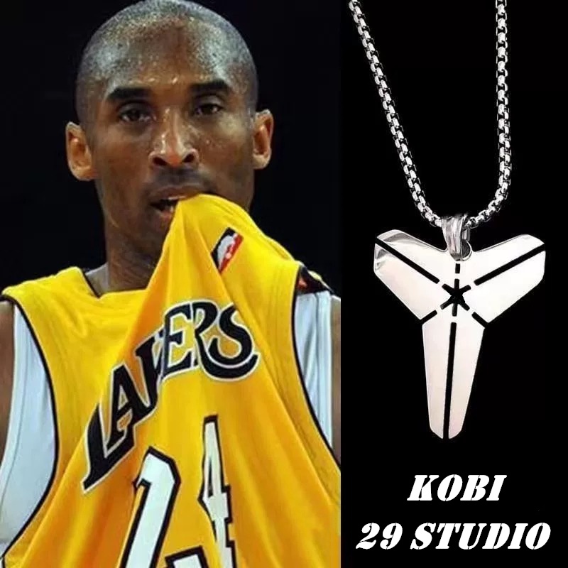 สร้อยคออันเป็นเอกลักษณ์ของ Kobe Bryant คอลเลกชันสร้อยคอสไตล์ Black Mamba จะไม่ลอกหรือเปลี่ยนเป็นสีดำ สร้อยคอแฟชั่นฮิปฮอป