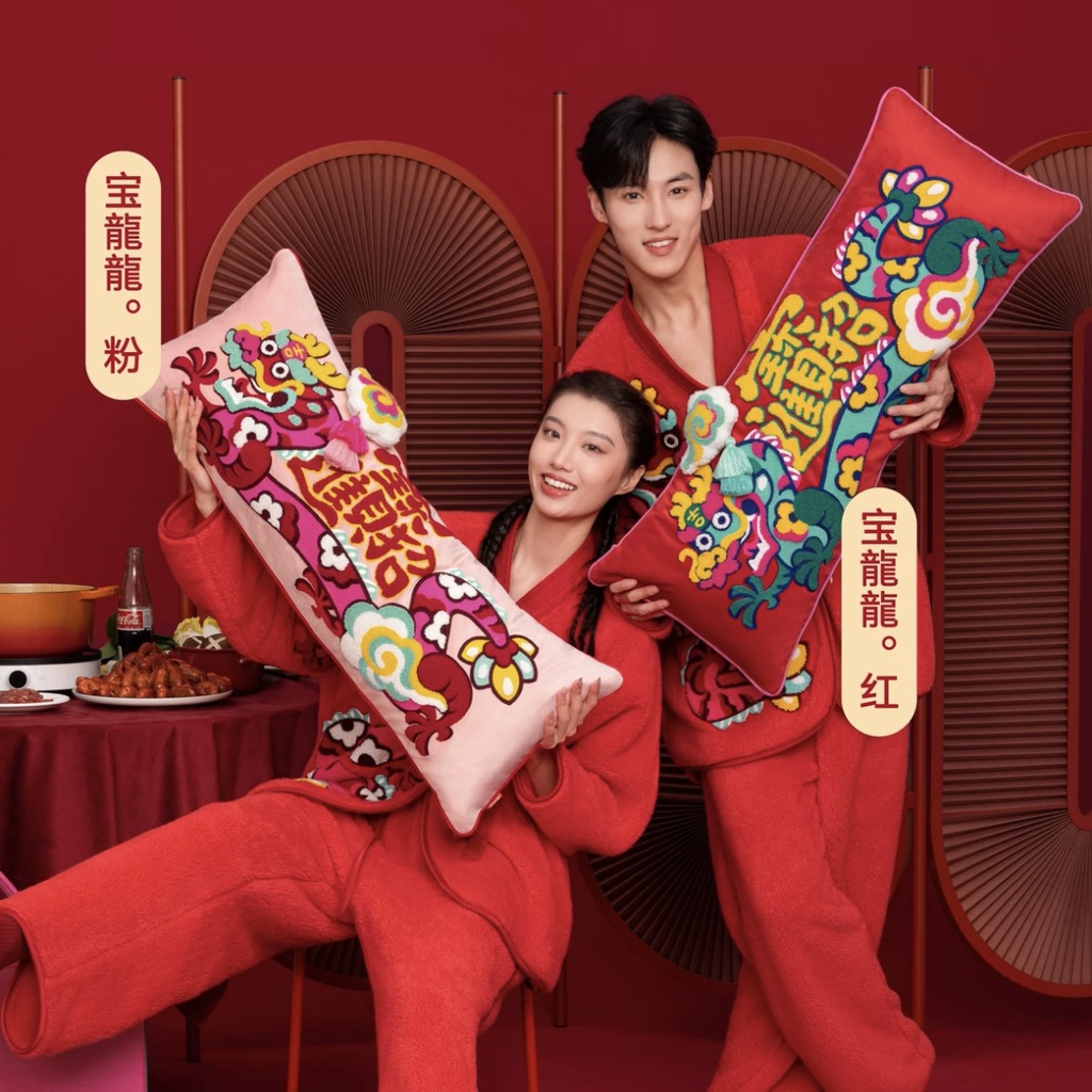 Yun Chao สิ่งทอในบ้าน☁️หมอนตุ๊กตาบาร์บี้ ปีใหม่มังกร ผ้ากํามะหยี่ แบบหนา ขนาด 35x90 สีชมพู สําหรับตกแต่งห้องนอน เทศกาลปีใหม่