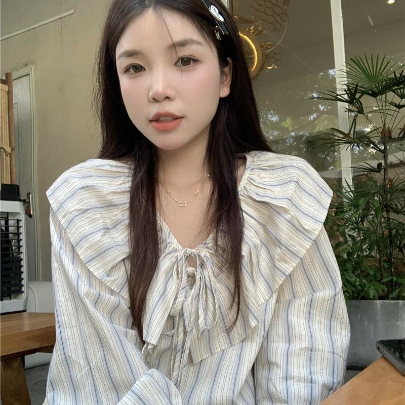 littlebee.shop.W277เสื้อเบลาส์แขนสั้น คอวี ลายทาง สีฟ้า แฟชั่นฤดูร้อน สไตล์เกาหลี สําหรับผู้หญิง นักเรียน