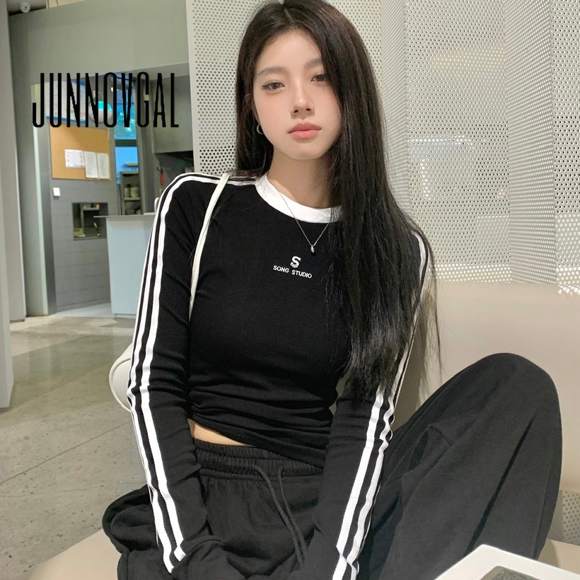 JUNNOVGAL ผู้หญิงเสื้อยืดแขนยาวคอกลมสีทึบลายแฟชั่นสไตล์ใหม่ทรงหลวม