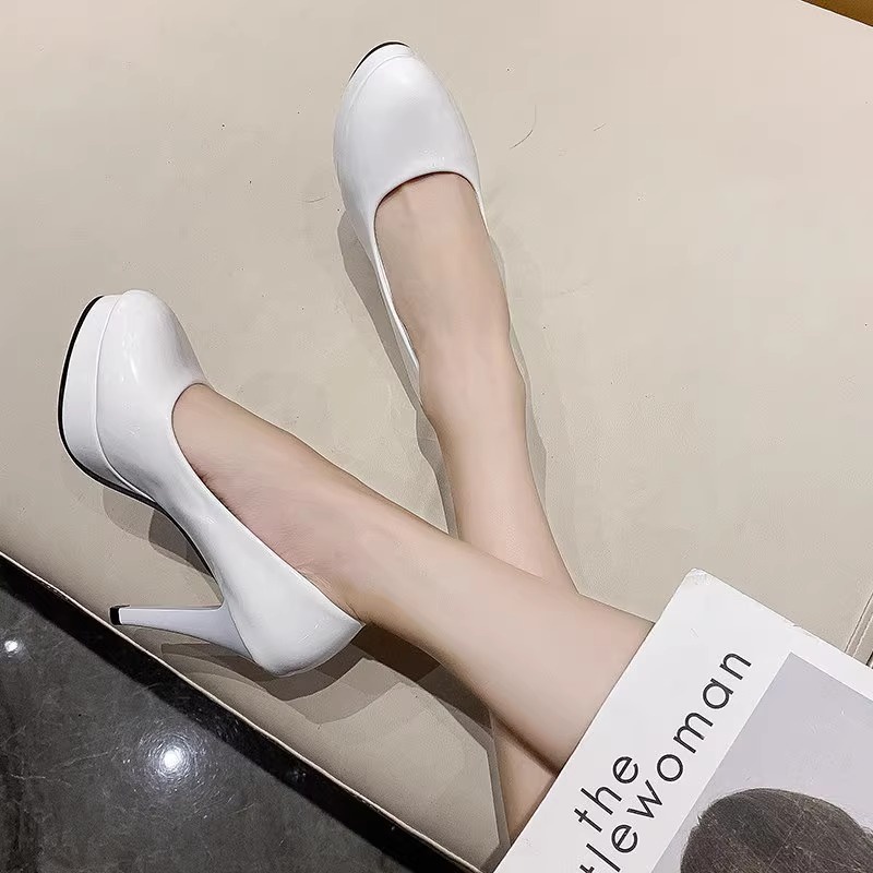 รองเท้าส้นสูงของผู้หญิง รองเท้าส้นสูงหนังสิทธิบัตรแหลม ส้นรองเท้าสูง 10 ซม สง่างามและสวยงาม