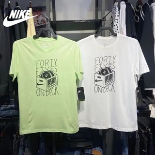 Nike เสื้อยืดแขนสั้นลําลอง ระบายอากาศ พิมพ์ลายกราฟฟิติ แนวสตรีท ของแท้ 100% แฟชั่นสําหรับผู้ชาย DA0612