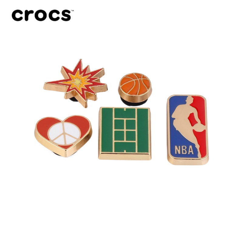 CROCS Jibbitz set ของแทั ดอกไม้ NBA ผลิตภัณฑ์รองเท้า การตกแต่งที่สนุกสนาน ของขวัญสร้างสรรค์สุดพิเศษ วัสดุโลหะ