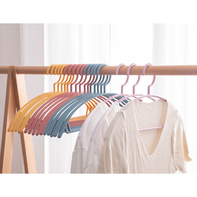 ไม้แขวนเสื้อพลาสติก M0012 สำหรับผู้ใหญ่ ขนาด 41 x 19 cm มี 4 สี คุณภาพดี
