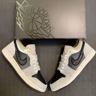 A aj1 รองเท้าบาสเก็ตบอล ผ้าซาติน ระบายอากาศ ทนต่อการสึกหรอ สีดํา สีเทา สําหรับผู้ชาย และผู้หญิง