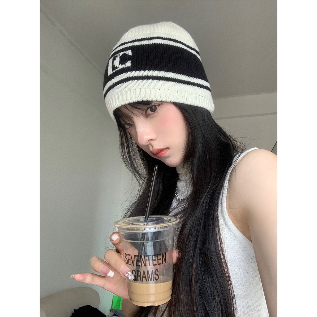 หมวกถัก ผ้าวูล ลายตัวอักษร สีดํา สีขาว เข้ากับทุกการแต่งกาย แฟชั่นฤดูใบไม้ร่วง และฤดูหนาว สไตล์เกาหลี สําหรับผู้หญิง