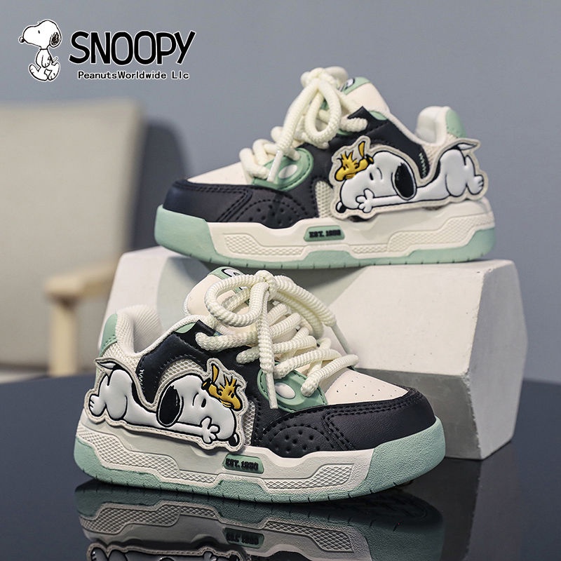 รองเท้าเด็ก Snoopy 2023 ฤดูหนาวรองเท้าผ้าใบน้ำหนักเบาและอเนกประสงค์สำหรับเด็กผู้ชายคนใหม่รองเท้าลำล