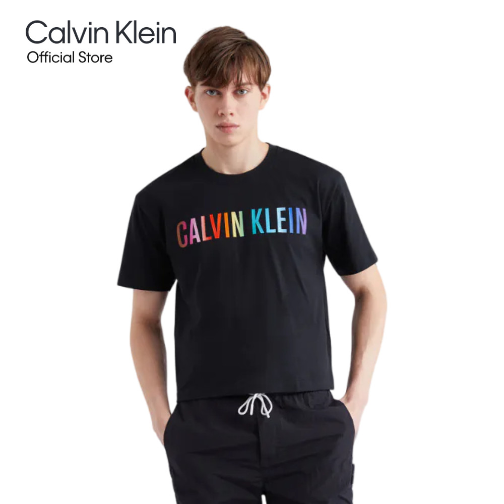 CALVIN KLEIN เสื้อยืดแขนสั้นผู้ชาย Pride Collection ทรง Regular รุ่น 4NS4K187 001-สีดำ