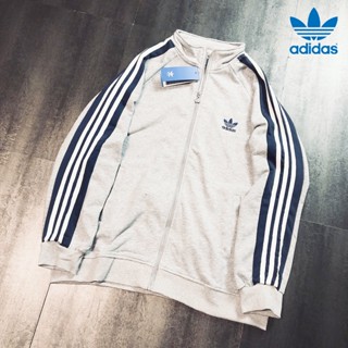 [ขายดี พร้อมส่ง] Adidas ของแท้ เสื้อแจ็กเก็ตลําลอง มีซิป ปักลาย ใส่สบาย ของแท้ 100% แฟชั่นสําหรับผู้ชาย