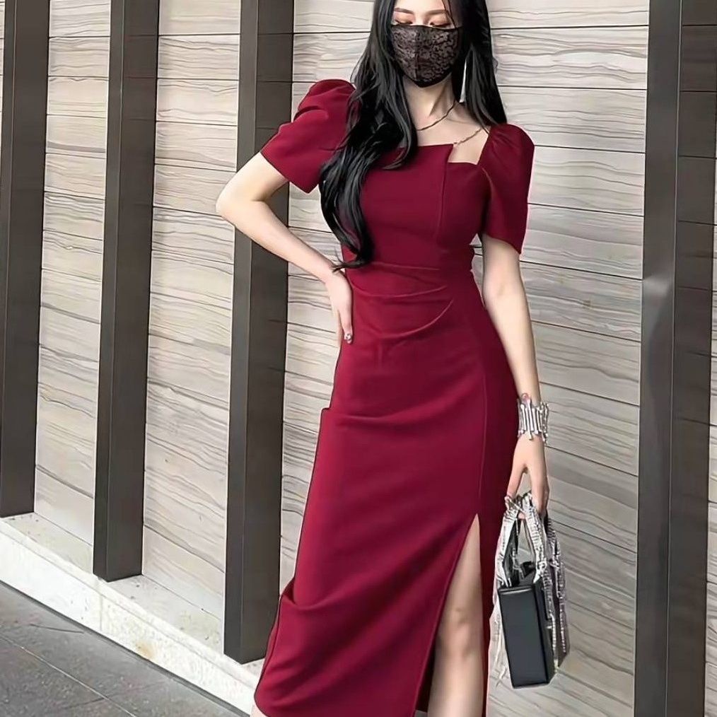 พร้อมส่ง สีแดง ใส่สบาย สไตล์เกาหลี แฟชั่นใหม่ ดีไซน์สายโซ่ ผ่าเอว เดรสผ่ายาวหรูหรา