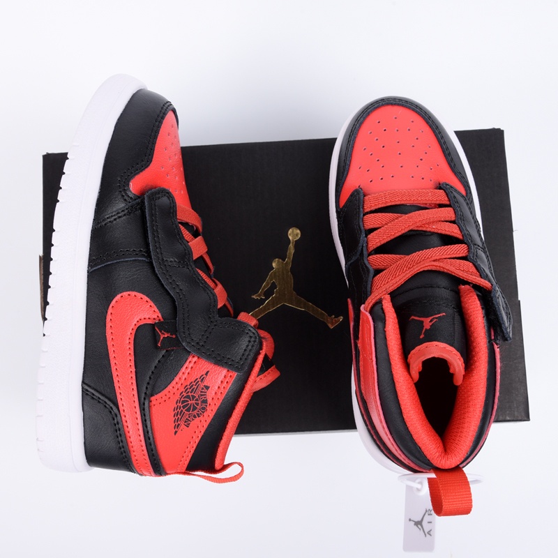 Nike Air Jordan 1 High cut เด็กกีฬาลำลองเด็กผ้าใบกลางแจ้งสำหรับเด็กผู้หญิงสีดำ/สีแดง รองเท้า true